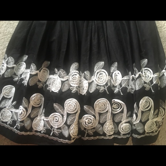 Black frilly dress with white flowers - Picture 2 of 6